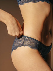 culotte menstruelle en dentelle bleue de côté capri