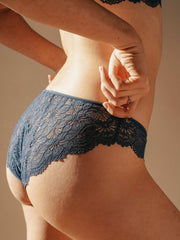 culotte menstruelle en dentelle bleue capri de 3/4 dos