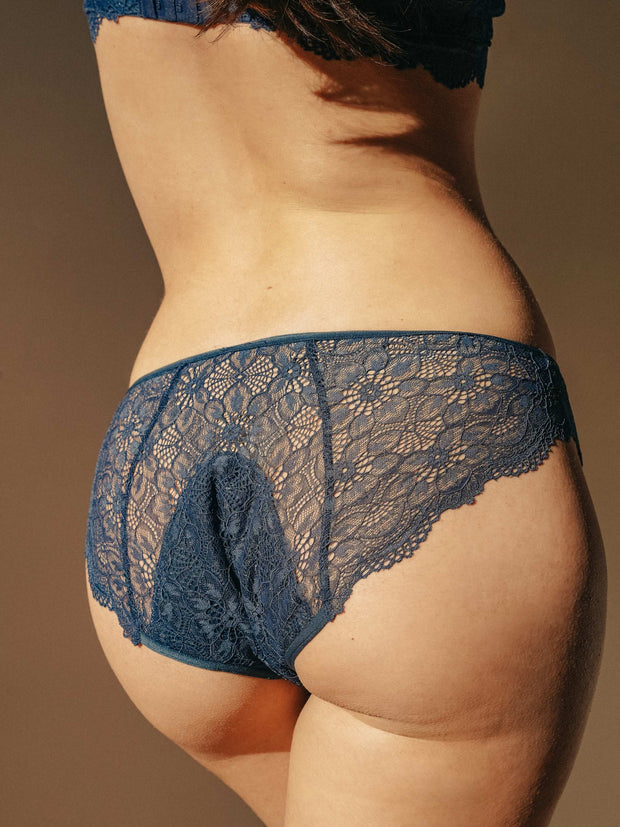 culotte menstruelle en dentelle bleue capri de dos