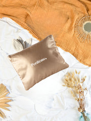 trousse de rangement matelassée et dorée pour ranger les protections hygiéniques lavables.