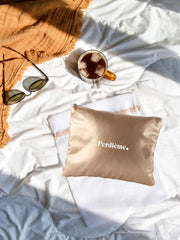 trousse de rangement matelassée et dorée pour ranger les culottes  de règles 