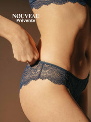 Nouveau - culotte menstruelle en dentelle bleue de côté capri en prevente
