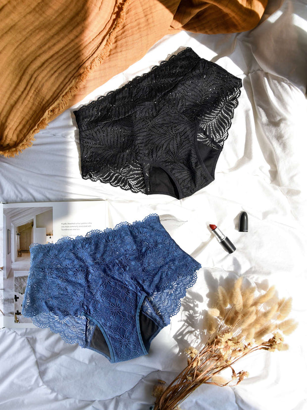 deux culottes menstruelles en dentelle taille haute sont déposées sur un lit
