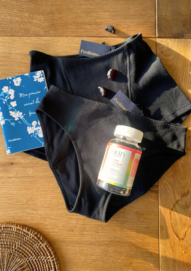 kit premières règles contenant une culotte, un boxer, des gummies anti douleur menstruels et un carnet
