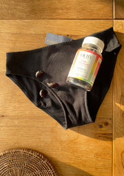 une culotte menstruelle en coton bio incluse dans le kit premières règles

