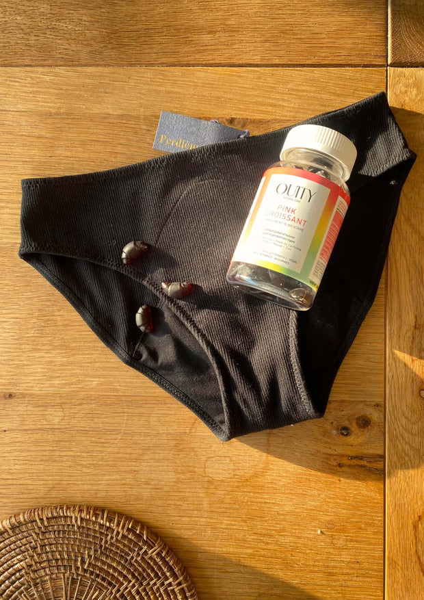 une culotte menstruelle en coton bio incluse dans le kit premières règles
