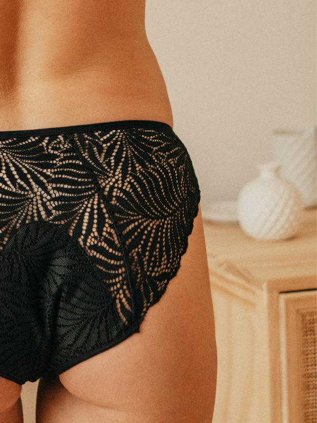 Menstrual lingerie set: Panties and lace bra